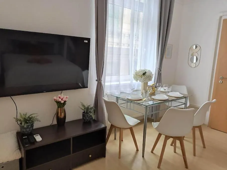 Trendy 2 Room Flat, Next To Corvin Mall Free Huge Garage! Ac,Dishwasher,Washmachine, Smart Tv Budapest