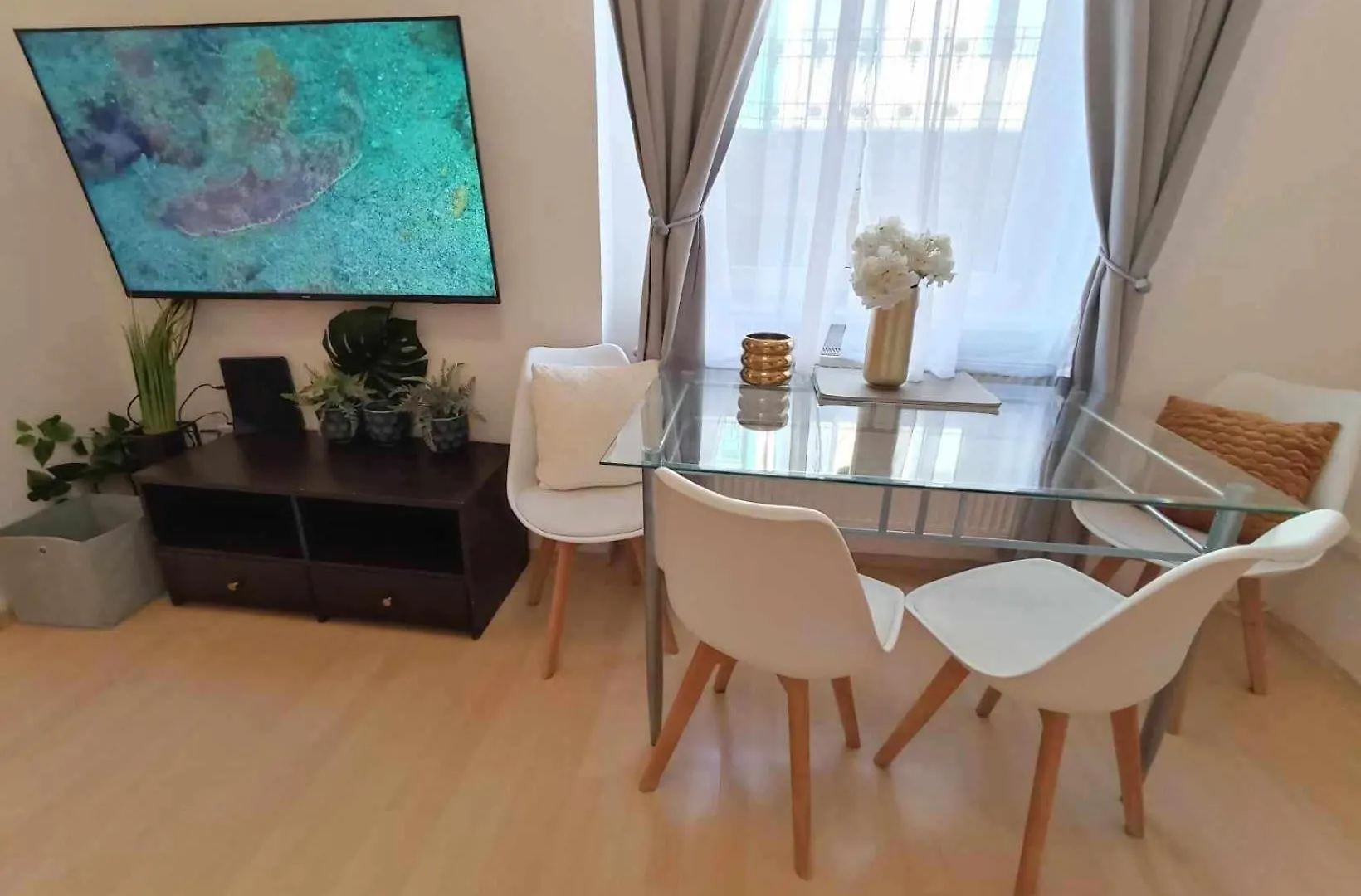 Trendy 2 Room Flat, Next To Corvin Mall Free Huge Garage! Ac,Dishwasher,Washmachine, Smart Tv location