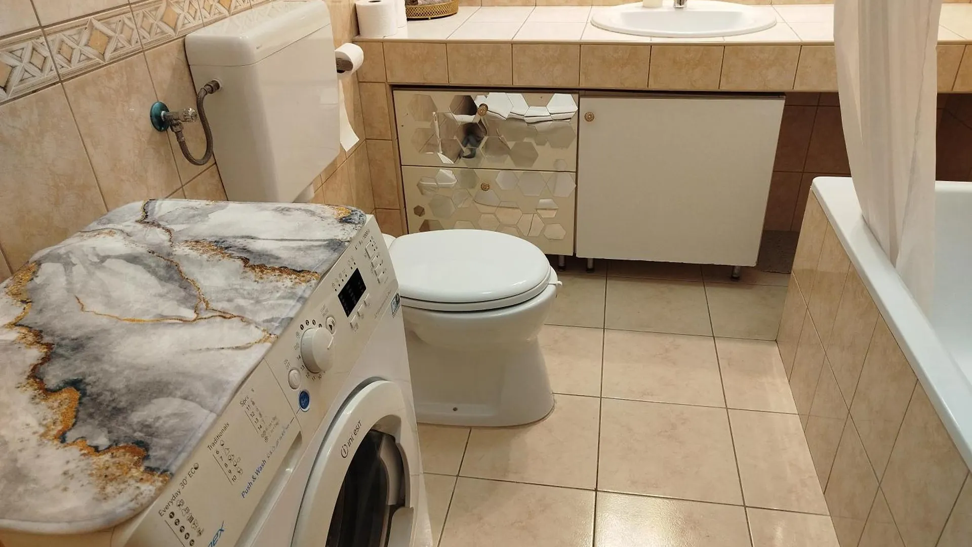 Trendy 2 Room Flat, Next To Corvin Mall Free Huge Garage! Ac,Dishwasher,Washmachine, Smart Tv Budapest Apartment